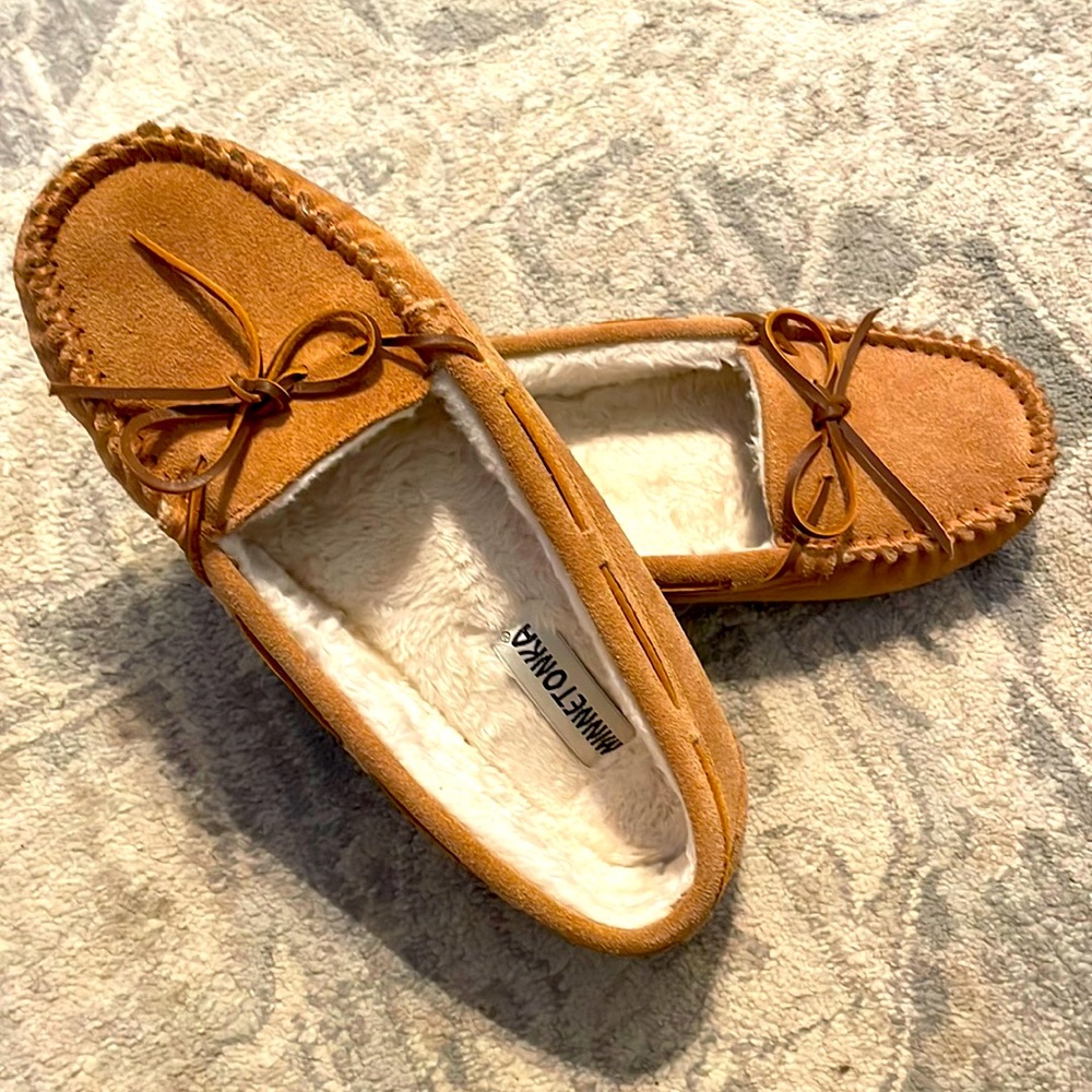 1 pair of Minnetonka slippers. Worn a handful of times. Size 11 Women/9.5 Men